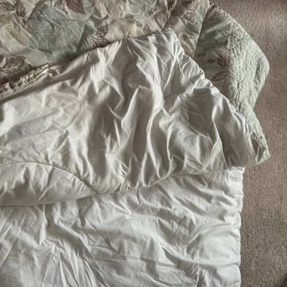 Laura Ashley Lifestyles Queen Size Muted Florals Comforter & 2 Pillow Shams - Picture 8 of 16